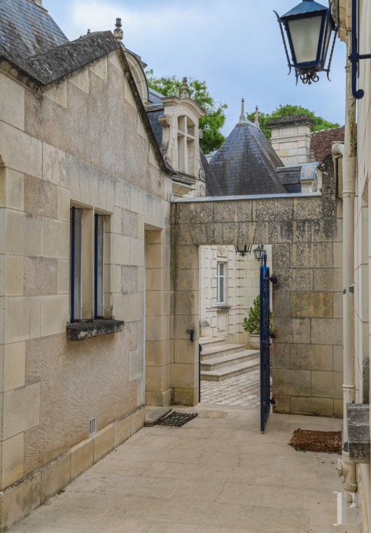 À Loches, au sud-est de Tours, une maison patricienne du 19e siècle posée sur les remparts de la ville - photo  n°43